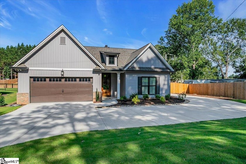 Welcome to this better-than-new craftsman-style ranch, just one - photo 2