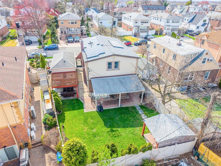 Introducing This Stunning Brick &amp; Stucco Colonial in Bayside - - photo 3