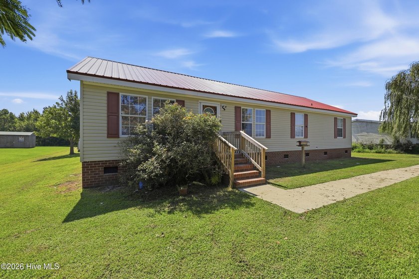 Well-maintained 3BR/2BA home with a bonus room, offering a - photo 2