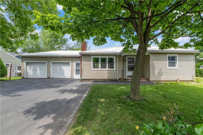 Lovingly maintained Ranch in Irondequoit! Step inside to a - photo 2
