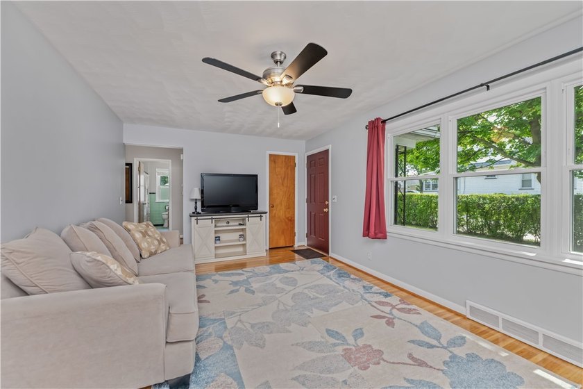Lovingly maintained Ranch in Irondequoit! Step inside to a - photo 3