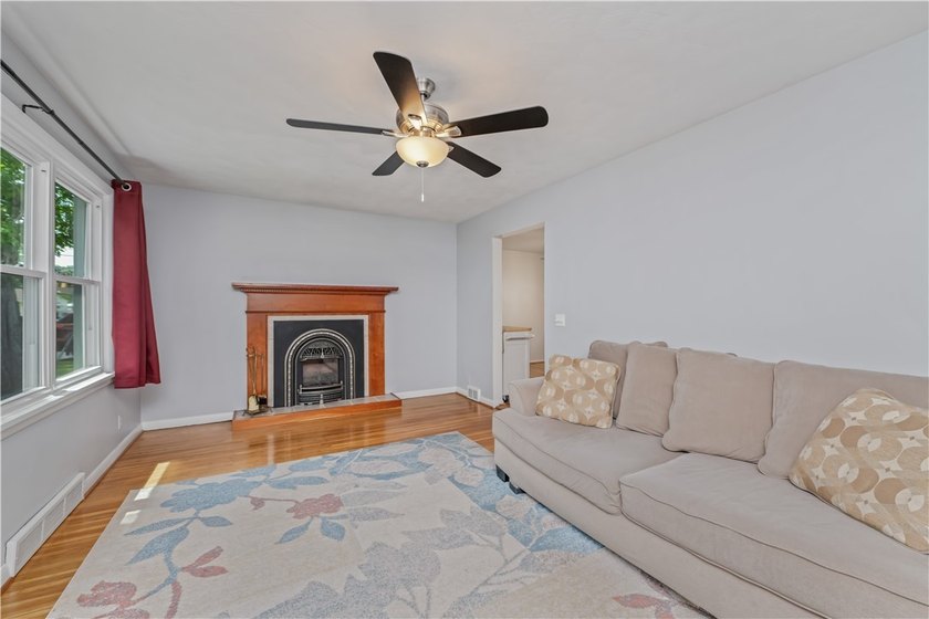 Lovingly maintained Ranch in Irondequoit! Step inside to a - photo 4