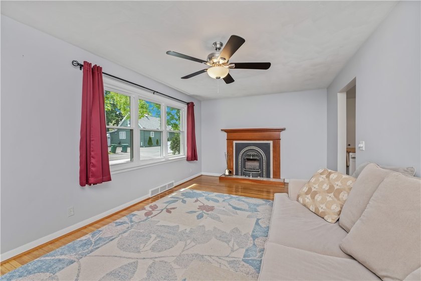 Lovingly maintained Ranch in Irondequoit! Step inside to a - photo 5
