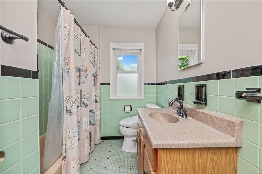 Lovingly maintained Ranch in Irondequoit! Step inside to a - photo 8