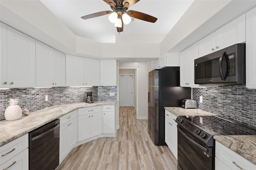 Located just minutes to the Beach or Intracoastal River in the - photo 13