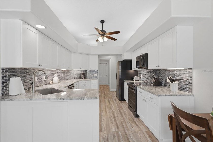 Located just minutes to the Beach or Intracoastal River in the - photo 15