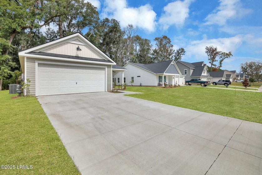Welcome to your dream home! This elegant 3-bedroom, 2-bathroom - photo 3