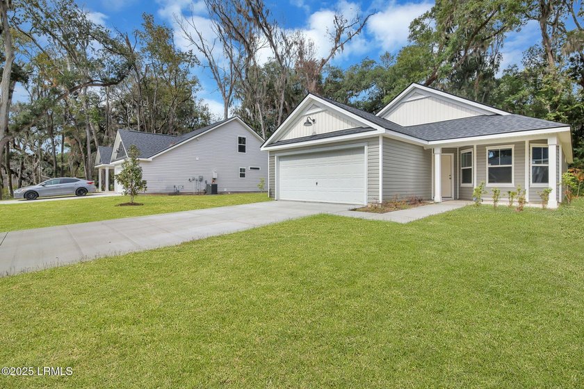 Welcome to your dream home! This elegant 3-bedroom, 2-bathroom - photo 4