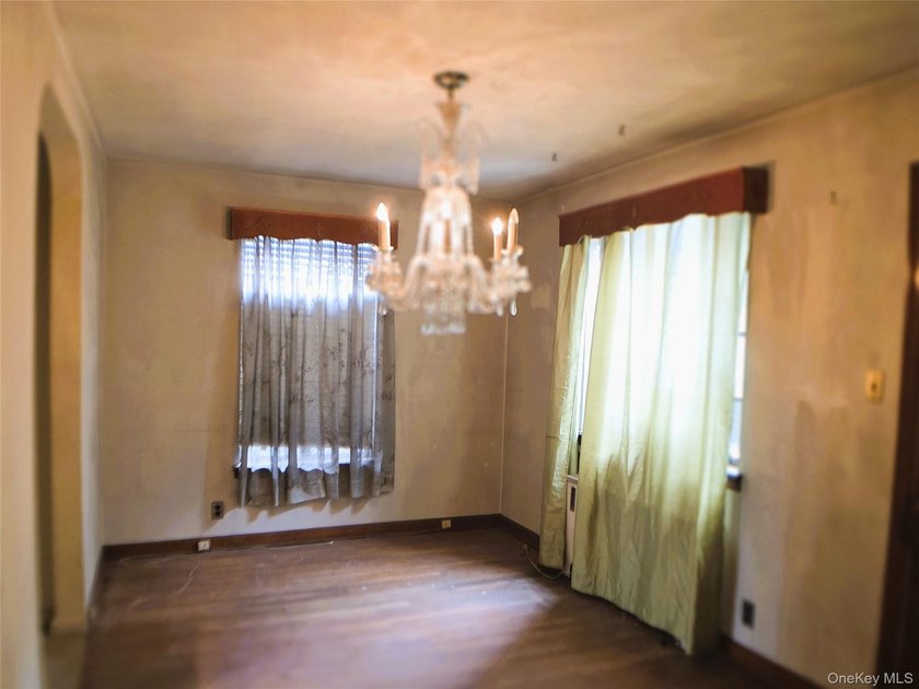 Throggs Neck - Two-Family Detached Brick Home Opportunity awaits - photo 4