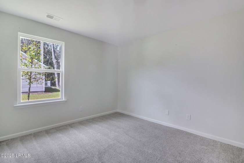 Welcome to your dream home! This elegant 3-bedroom, 2-bathroom - photo 7