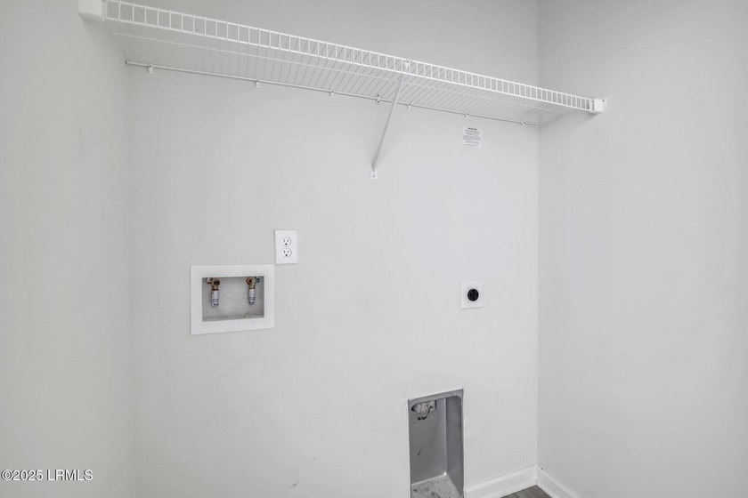 Welcome to your dream home! This elegant 3-bedroom, 2-bathroom - photo 10