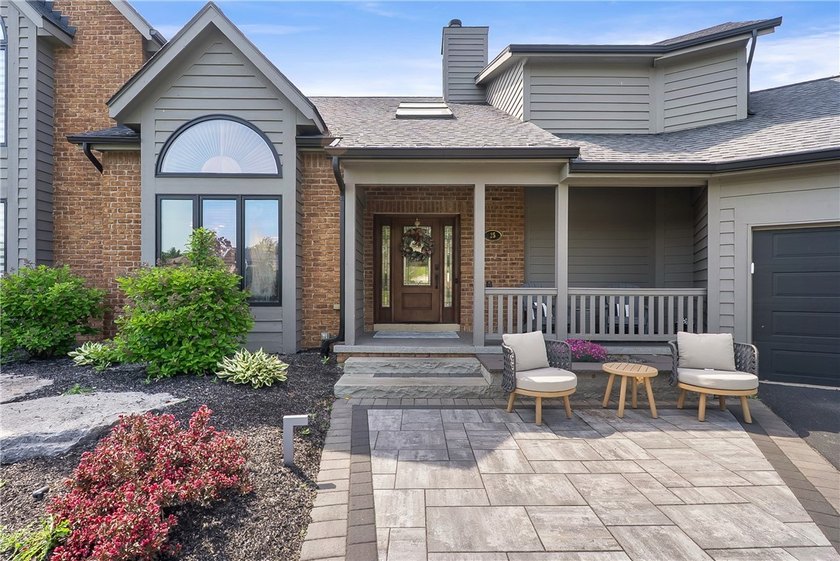 Welcome to 25 Country Wood Landing, where luxury, craftsmanship - photo 2