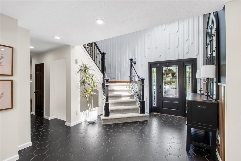 Welcome to 25 Country Wood Landing, where luxury, craftsmanship - photo 6