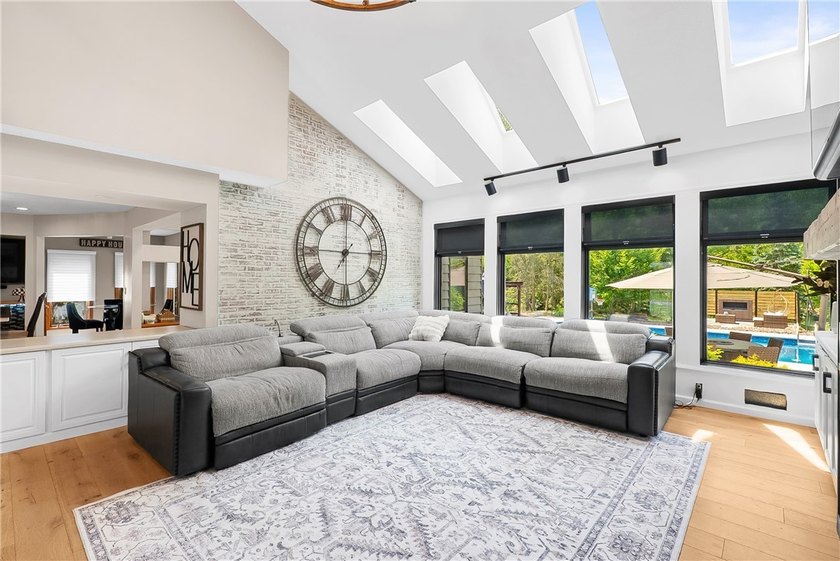Welcome to 25 Country Wood Landing, where luxury, craftsmanship - photo 7