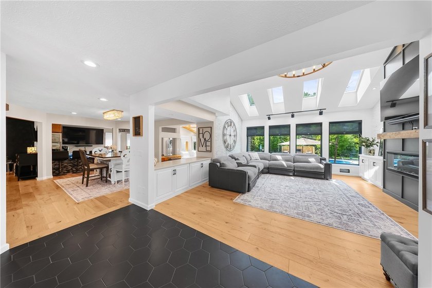 Welcome to 25 Country Wood Landing, where luxury, craftsmanship - photo 9