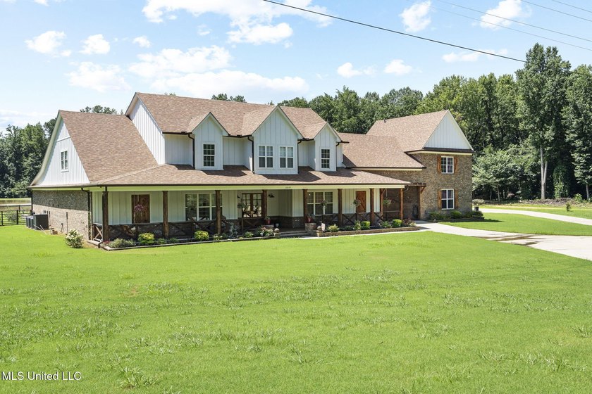 MODERN FARMHOUSE ESTATE ONLY 3 YEARS OLD! on 10 acres in - photo 11