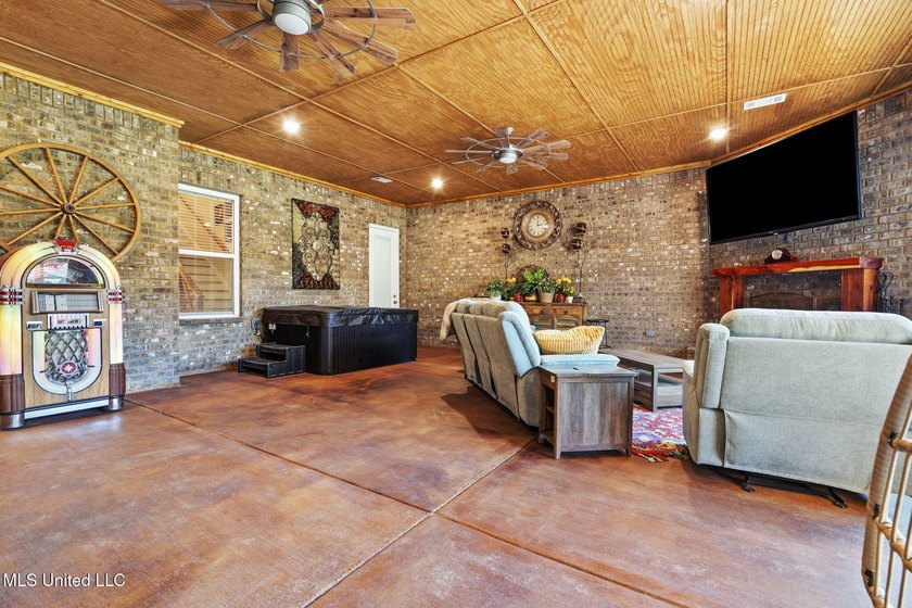 MODERN FARMHOUSE ESTATE ONLY 3 YEARS OLD! on 10 acres in - photo 28