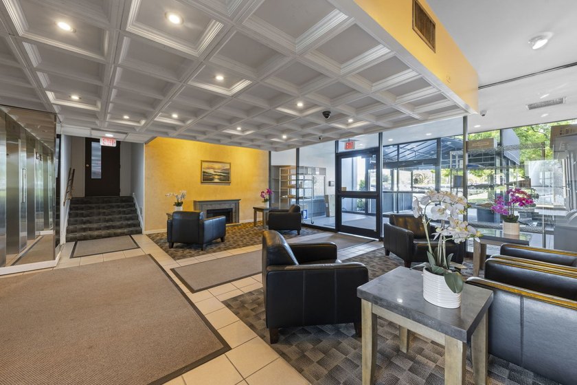 Beautifully updated corner unit in the sought after Cove Landing - photo 3