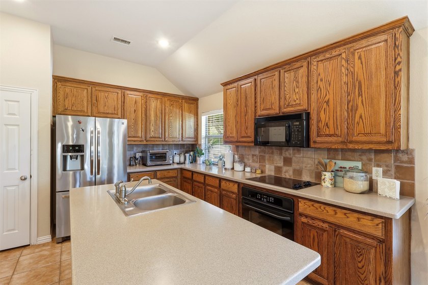 Welcome to this beautifully maintained corner lot single story - photo 11