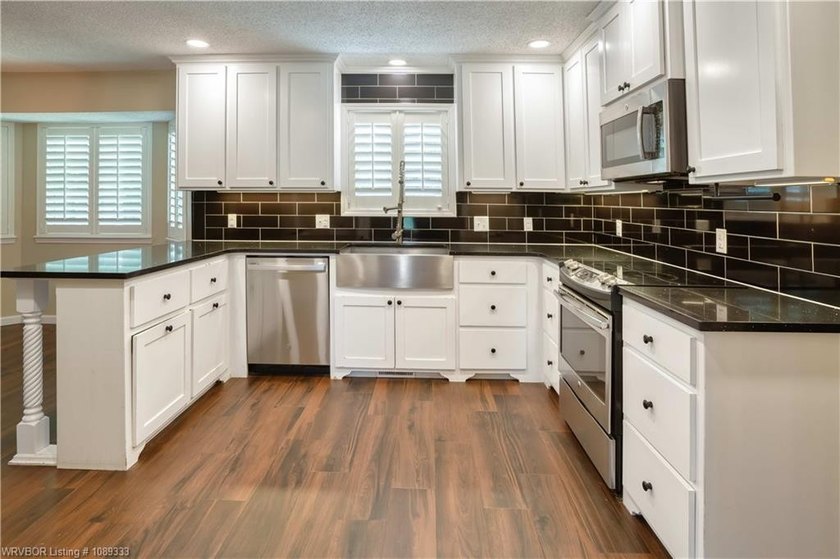 Beautifully updated 4 bedroom, 3 bath home located on a - photo 8