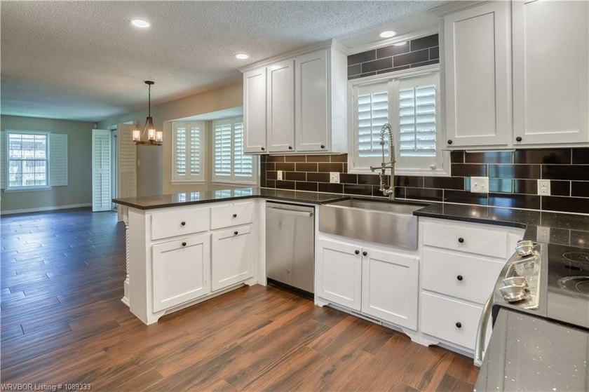 Beautifully updated 4 bedroom, 3 bath home located on a - photo 10