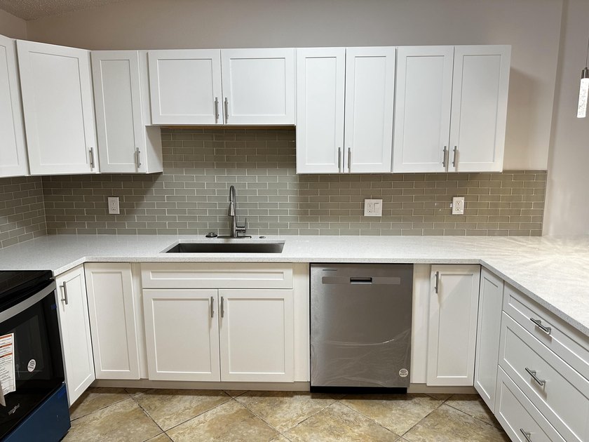 Renovated townhome in great community. Amazing location, easy - photo 11