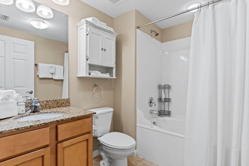 This beautifully updated condo offers an oversized kitchen - photo 12