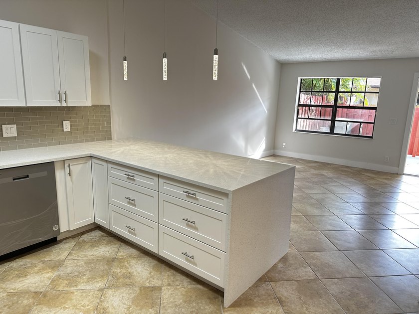 Renovated townhome in great community. Amazing location, easy - photo 12