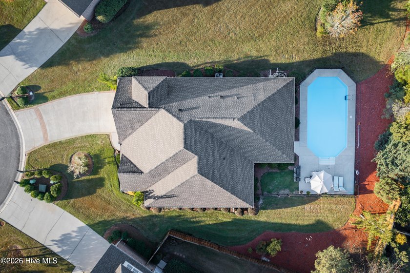 Beautiful brick home tucked away on a private cul-de-sac lot in - photo 3