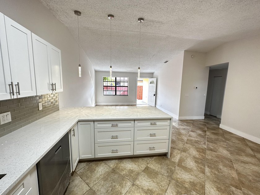 Renovated townhome in great community. Amazing location, easy - photo 13