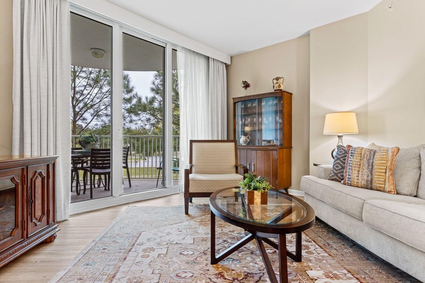 This beautifully updated condo offers an oversized kitchen - photo 14