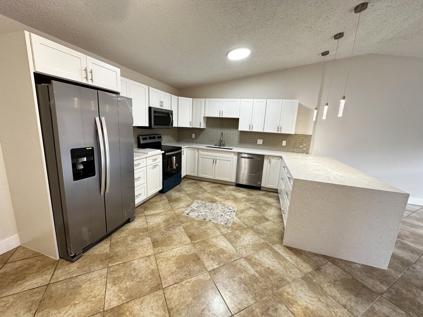 Renovated townhome in great community. Amazing location, easy - photo 14