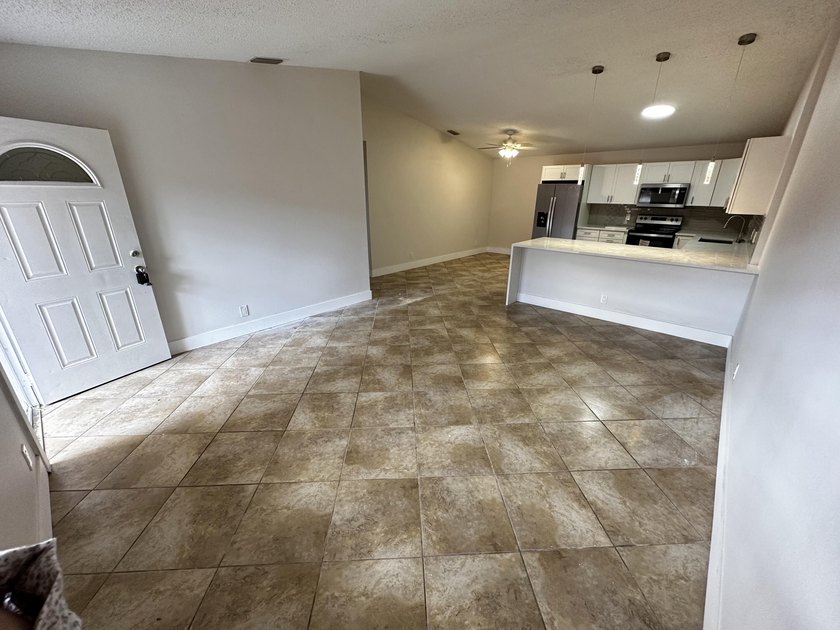 Renovated townhome in great community. Amazing location, easy - photo 15