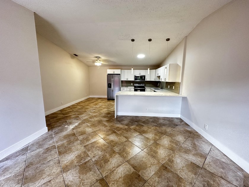 Renovated townhome in great community. Amazing location, easy - photo 16