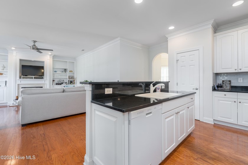 Beautiful brick home tucked away on a private cul-de-sac lot in - photo 7