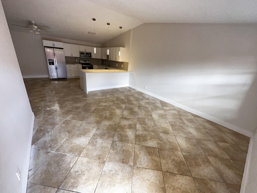 Renovated townhome in great community. Amazing location, easy - photo 17