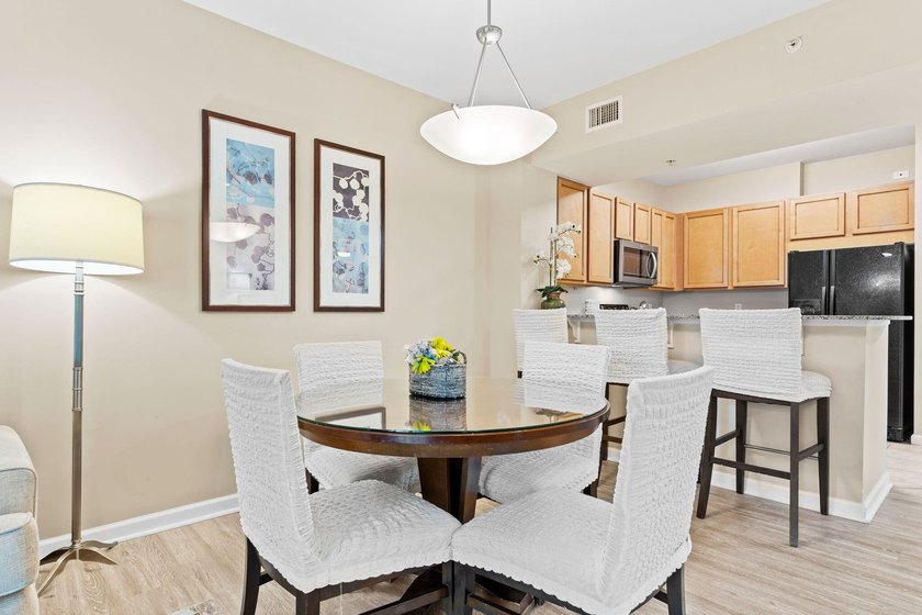 This beautifully updated condo offers an oversized kitchen - photo 18