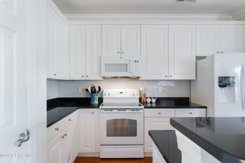 Beautiful brick home tucked away on a private cul-de-sac lot in - photo 8