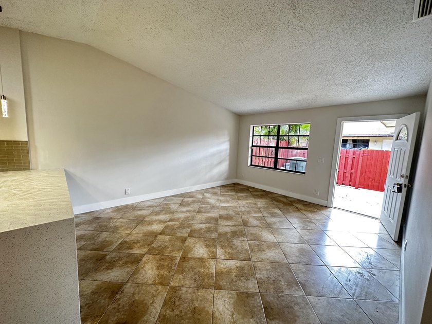 Renovated townhome in great community. Amazing location, easy - photo 18