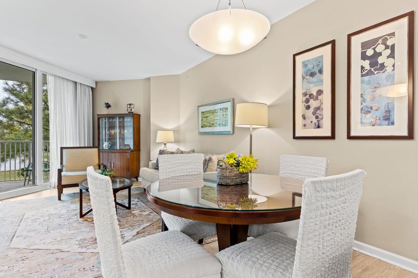 This beautifully updated condo offers an oversized kitchen - photo 19