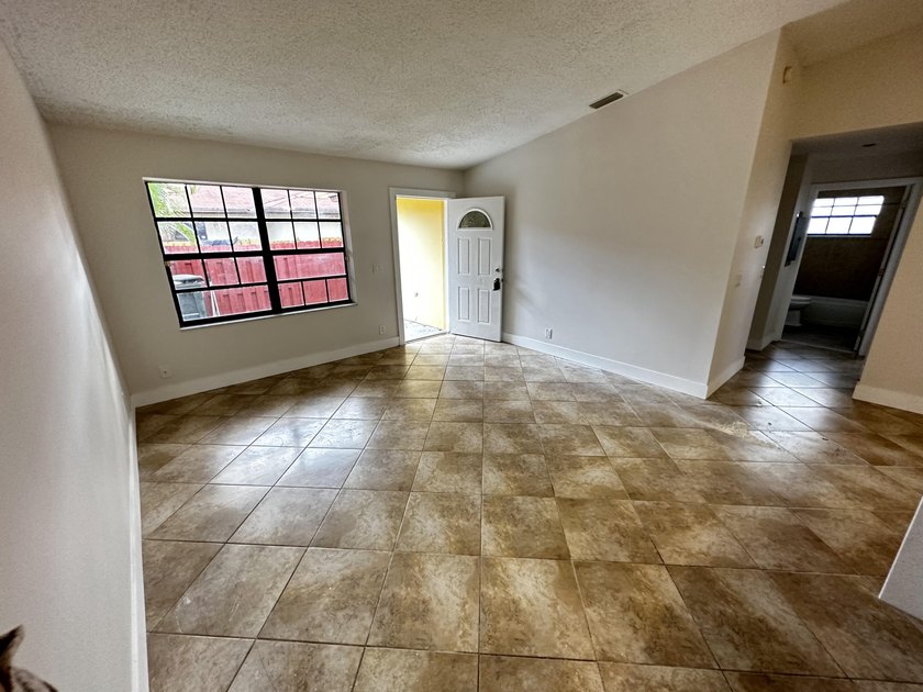 Renovated townhome in great community. Amazing location, easy - photo 19