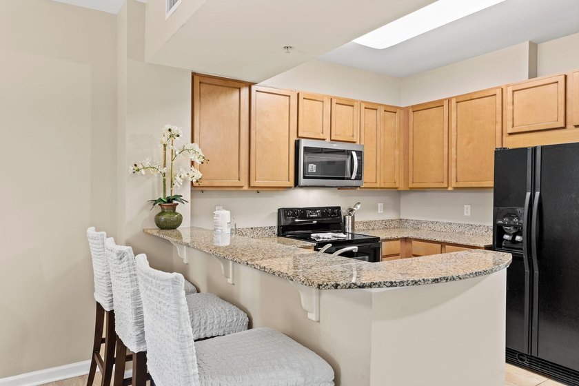 This beautifully updated condo offers an oversized kitchen - photo 20