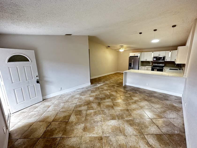 Renovated townhome in great community. Amazing location, easy - photo 20