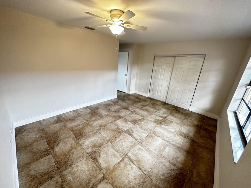Renovated townhome in great community. Amazing location, easy - photo 23