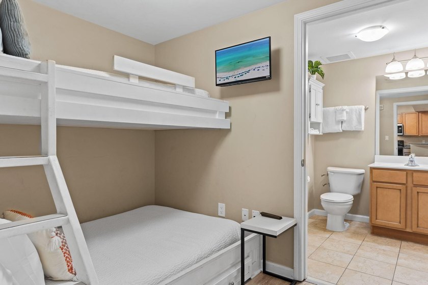 This beautifully updated condo offers an oversized kitchen - photo 25