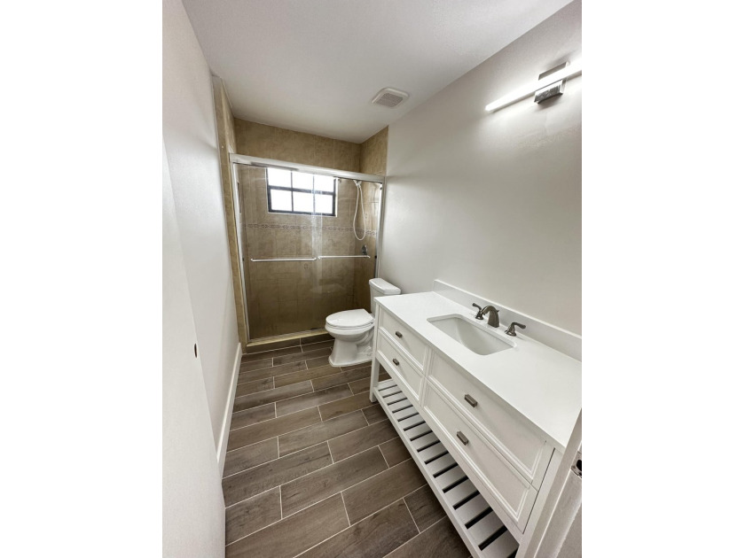 Renovated townhome in great community. Amazing location, easy - photo 25