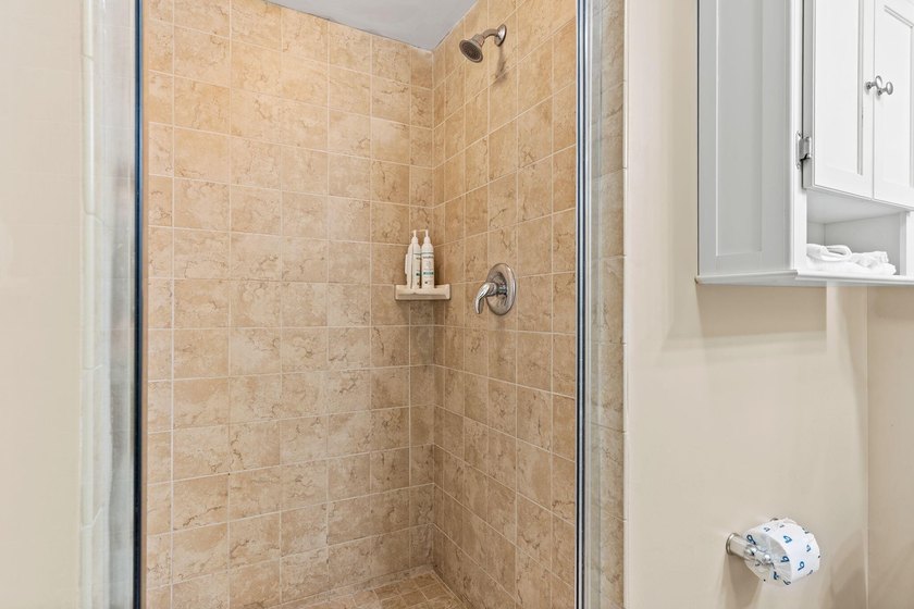 This beautifully updated condo offers an oversized kitchen - photo 28