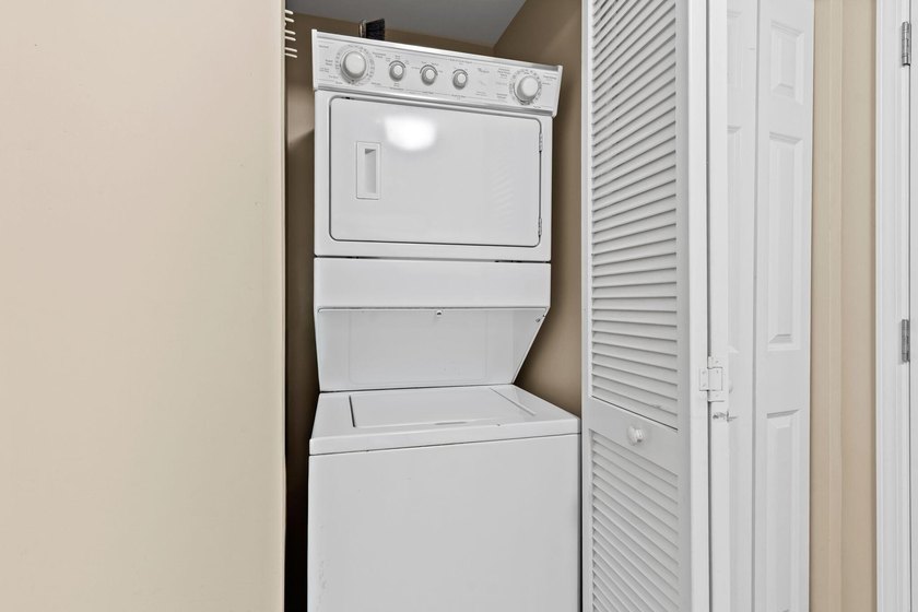 This beautifully updated condo offers an oversized kitchen - photo 29