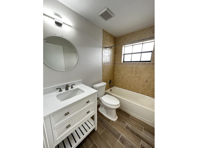 Renovated townhome in great community. Amazing location, easy - photo 30