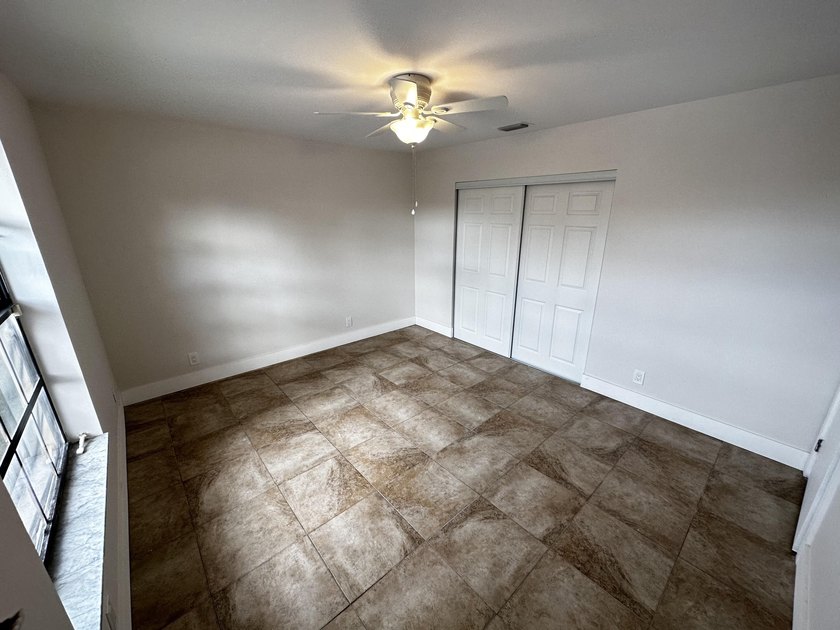 Renovated townhome in great community. Amazing location, easy - photo 31